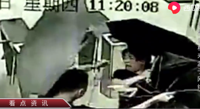 遛狗絆倒2歲女童 監控錄下男子遛狗絆倒2歲女童還打人