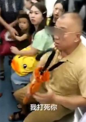 長(zhǎng)沙地鐵霸座老人 惡言惡行倚老賣老令人厭惡