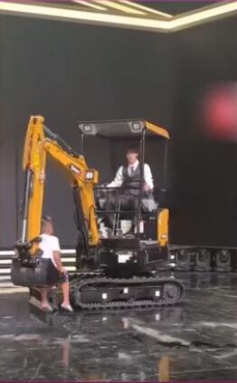 王一博開(kāi)挖掘機(jī) 鏟斗里還坐著一個(gè)小男孩