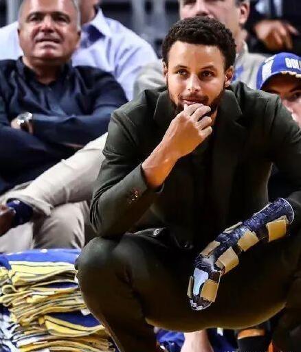 庫里再次接受手術(shù) 移除鋼釘?shù)赡軙毕惣臼Ｓ嗳勘荣? />
</p>
<p>
	庫里在北京時間10月31日對陣太陽比賽第三節(jié)進(jìn)行到8分31秒時受傷離場，隨后被診斷為左手第二掌骨骨折。庫里在北京時間11月2日接受了首次左手骨折修復(fù)手術(shù)，當(dāng)時預(yù)計將缺席3個月。
</p>
<p>
	此前庫里在做客《NBC體育》的一檔節(jié)目時談到了受傷之后每一個階段的內(nèi)心變化，庫里表示，在當(dāng)時受傷之后，第一個階段就是很難接受受傷的現(xiàn)實;而后，在接受診斷的過程中，身旁沒有人告訴自己傷情，自己卻是逗笑了身旁的人，想要讓自己分散注意力，在得知骨折之后，當(dāng)時還不了解這意味著什么;當(dāng)開始了解到傷病需要讓自己缺陣至少5周的時間時，自己還覺得可以應(yīng)付，這個時候更多是焦慮;最終，自己得知是第二掌骨骨折，需要接受手術(shù)，并且至少要缺席3-4個月的時間，甚至是5-6個月，這個時候是絕望的;但終究是需要接受現(xiàn)實，<span style=