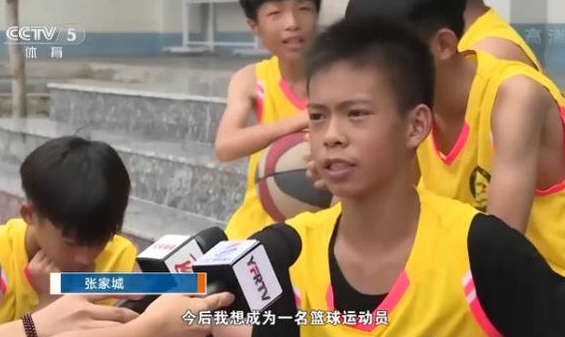 庫里找獨臂籃球少年 男孩稱希望能練出像庫里一樣精準的投三分球能力