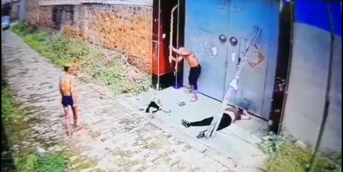 男子持鐵鍬當(dāng)街暴打老人小孩 手段極其殘忍毫沒(méi)人性